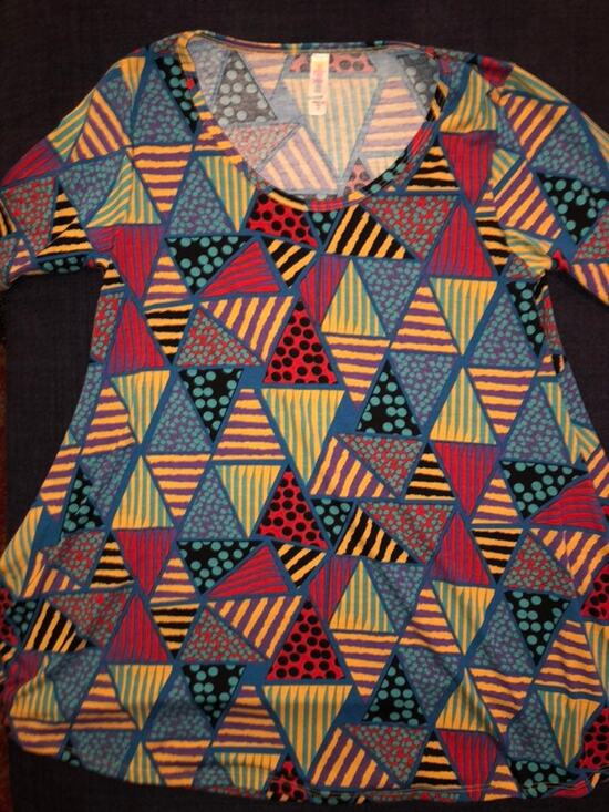 LuLaRoe Tops - EUC LuLaRoe Short Sleeve Tee Geometric XS Runs Big